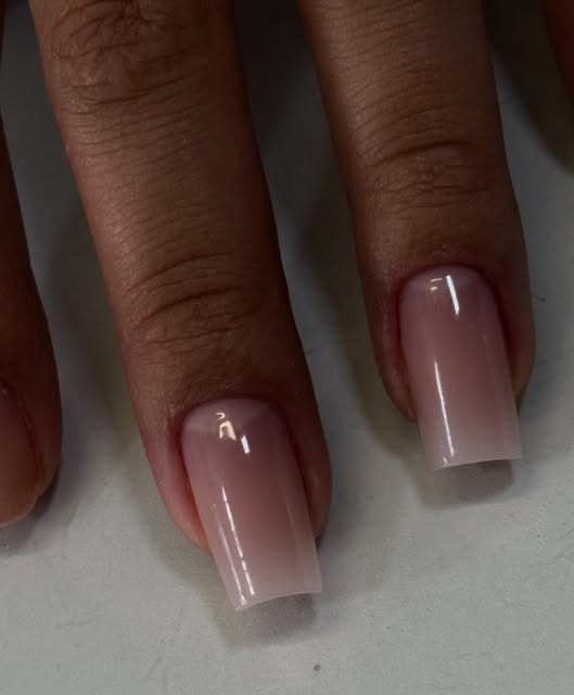 Alongamento nude clássico feito pela Duda