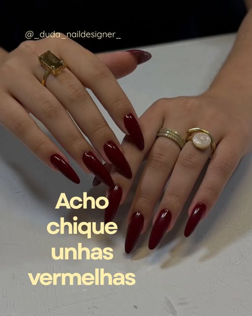 Unhas longas vermelhas feitas pela Duda