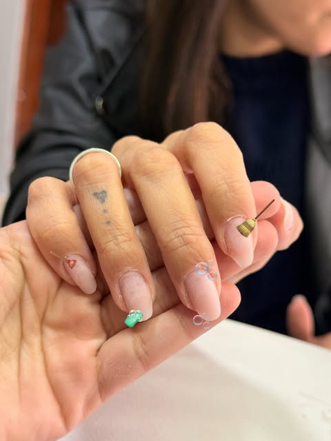 Nail art delicada feita pela Duda