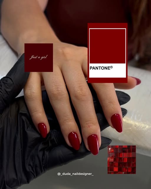 Unhas vermelhas intensas feitas pela Duda