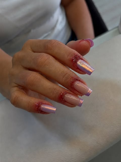 Unhas rosadas com brilho feitas pela Duda