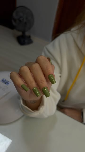 Unhas verdes feitas pela Duda